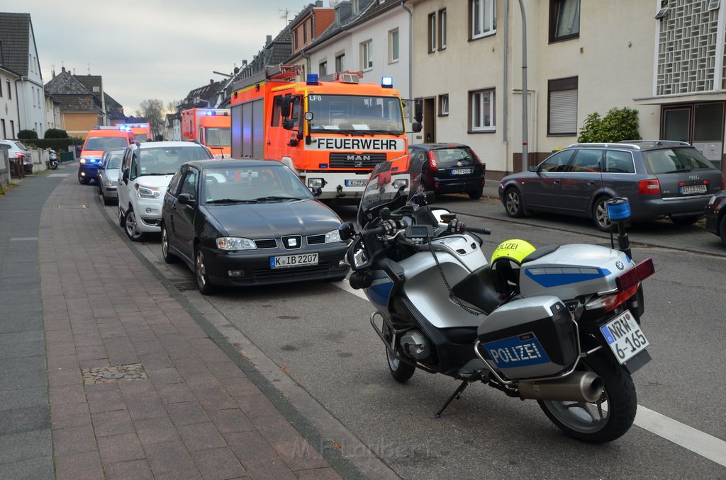 Einsatz BF Messerstecherei Koeln Ostheim Servatiusstr P10.JPG - Miklos Laubert